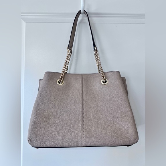 Michael Kors Teagan Beige Pebble Leather Shoulder Bag with Gold Chain Straps - Picture 9 of 13